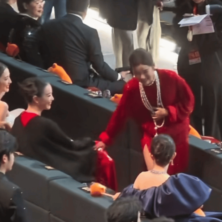 原来倪妮一直拦着不让辛芷蕾坐下的，这个动作其实对女明星挺不雅的，她还是拦着。辛