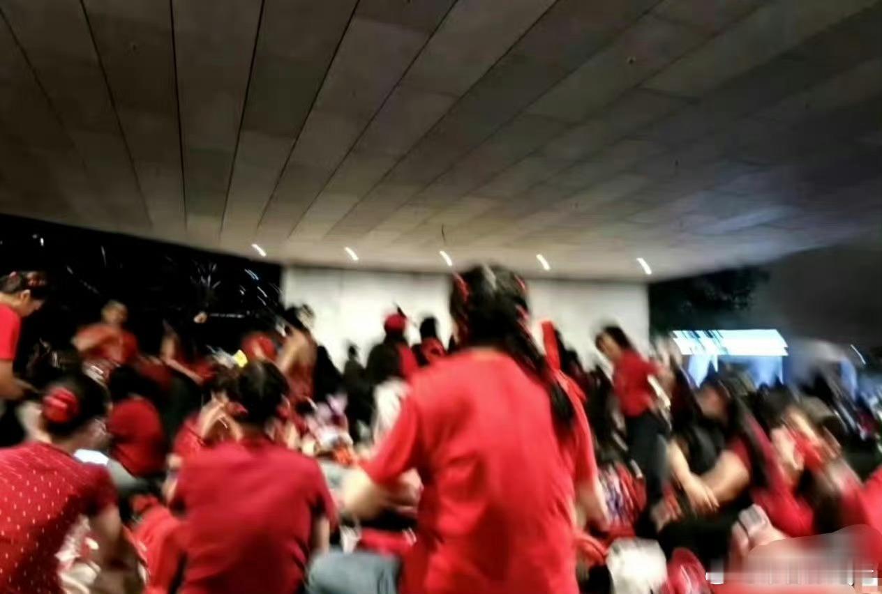 肖战香港好可爱的红色发带，肖战爱红啊