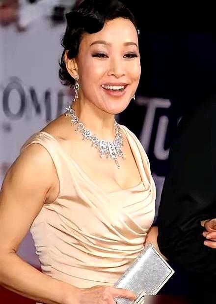 女儿哈佛毕业，这本该是件脸上有光的事，结果评论区全在问别的。陈冲这些年不管发啥