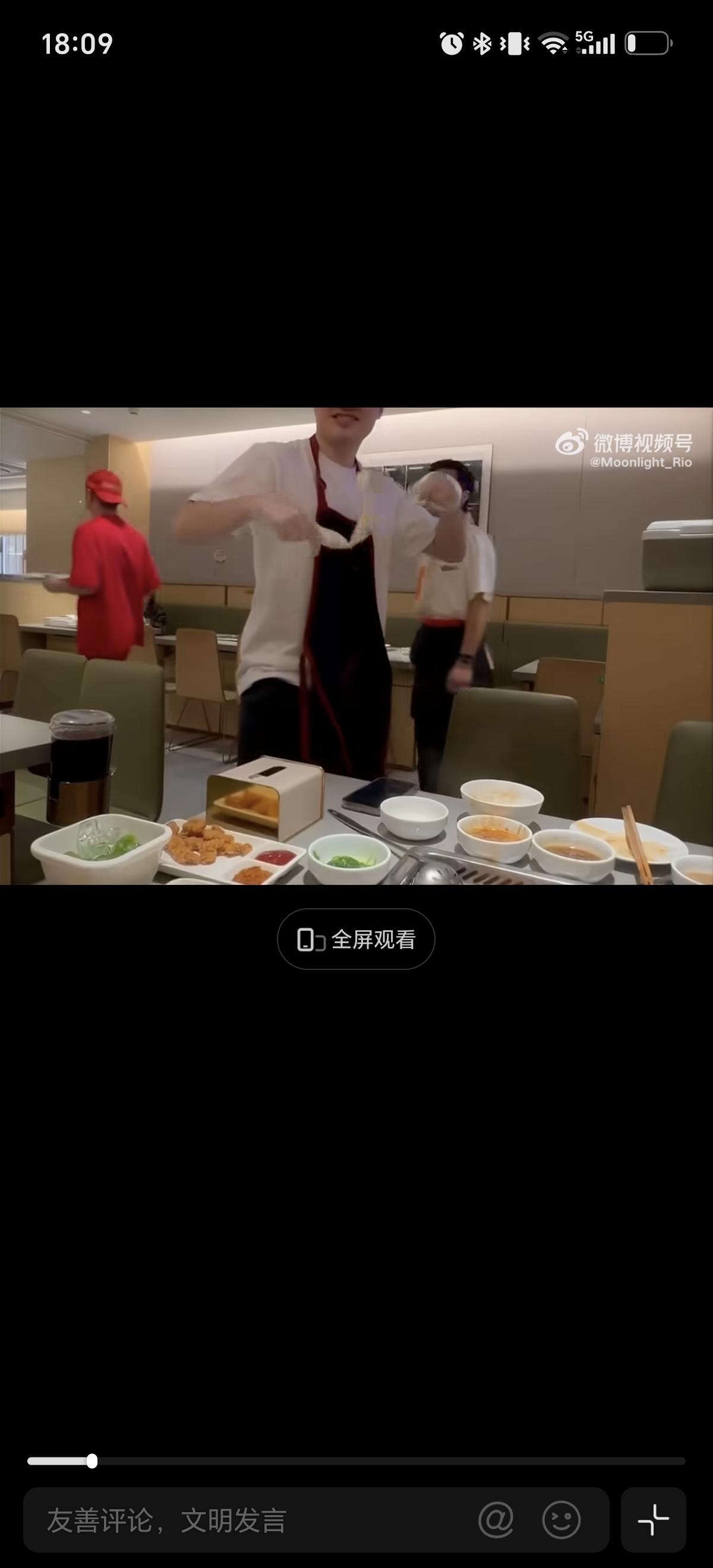 林昀儒这也是做起拉面师傅了。这是在海底捞和队友吃饭，自己展示拉面技术主要技术不