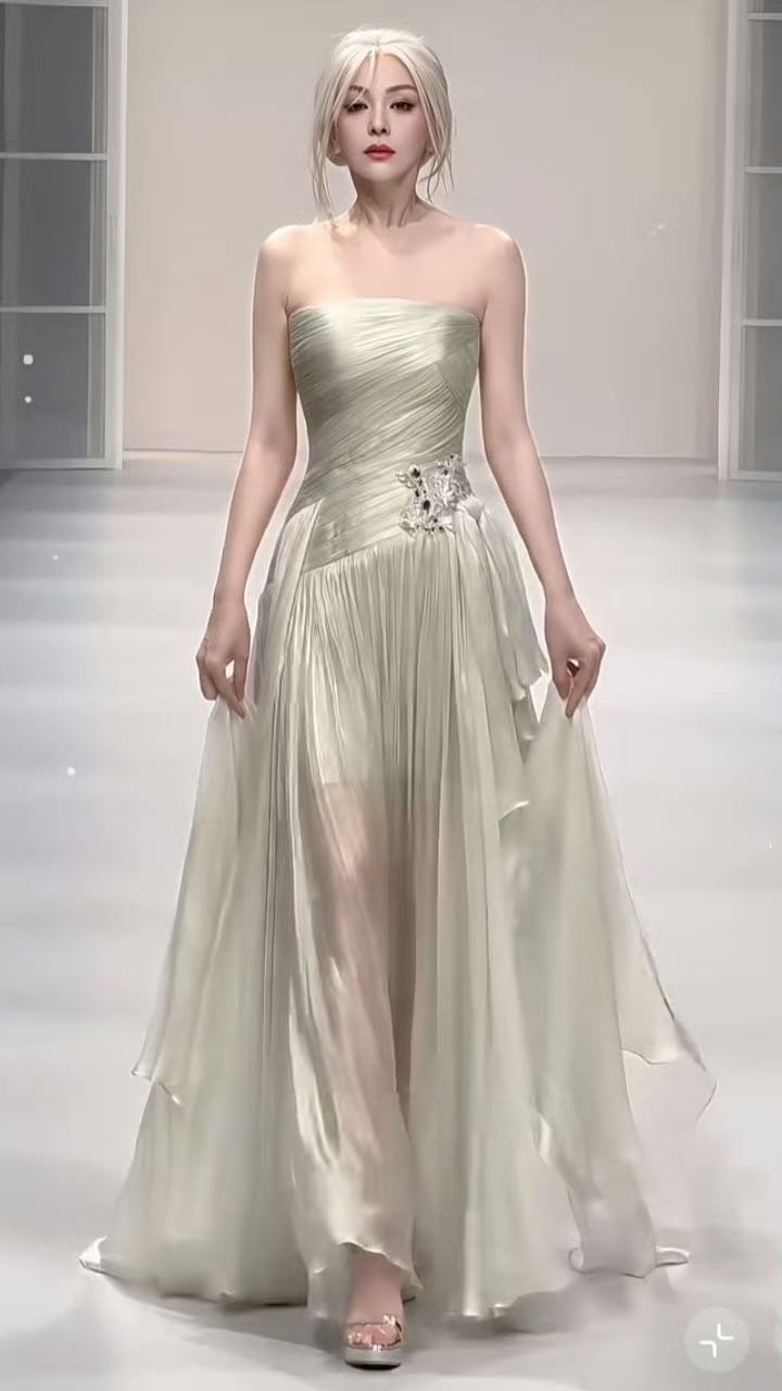 55岁雪姨走秀状态雪姨银发55岁雪姨银发走秀太绝了！白发配银冠气场全开，步态优雅