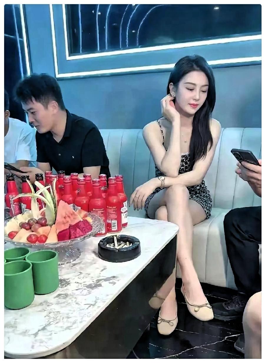 一个KTV干了多年的姑娘喝了酒，说了句大实话：“哥，你月薪不到一万，在我们这儿上