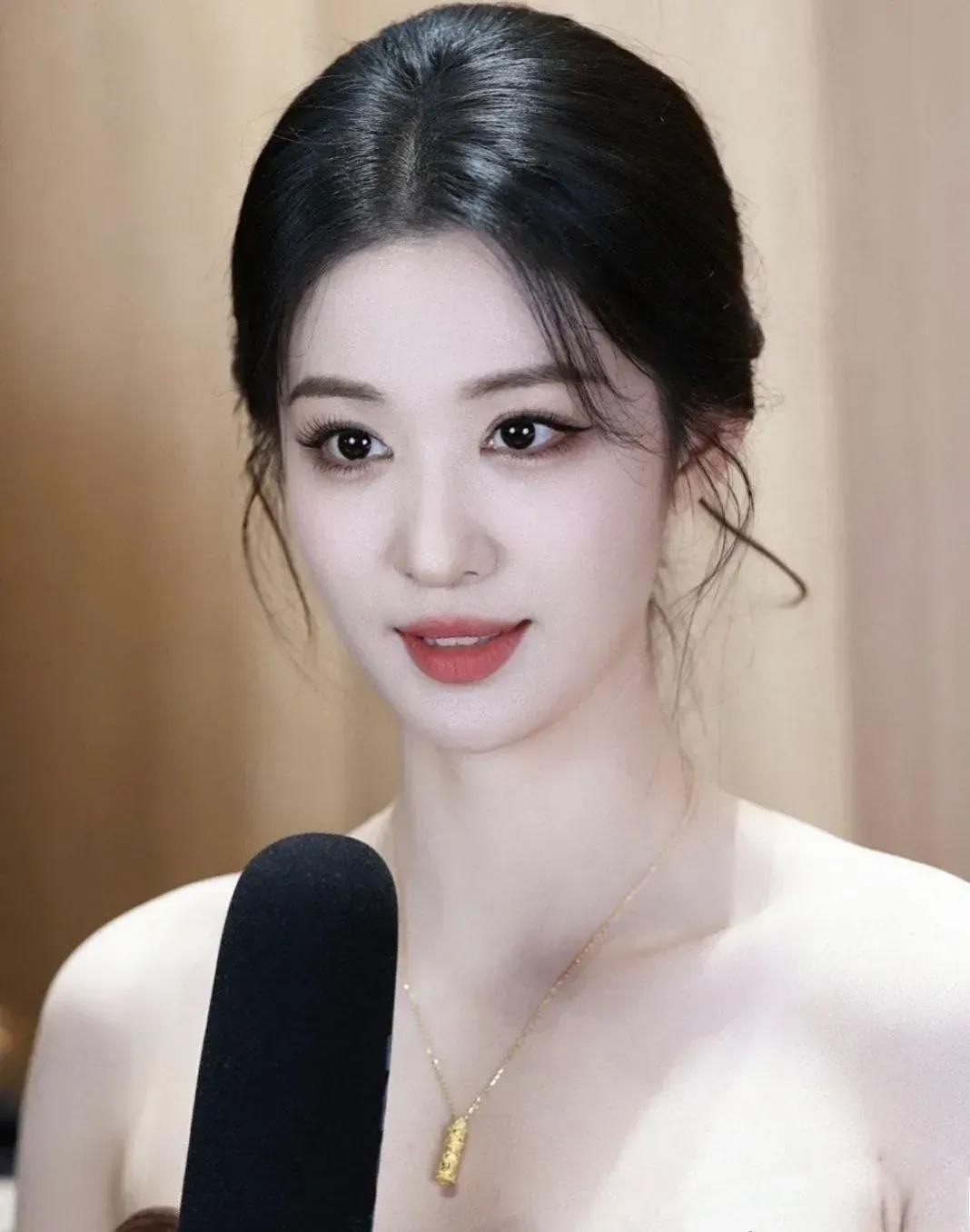 她真的是可甜可盐，气质清冷私下却是很可爱暖心的女孩。古装、民国、现代装造型都可以