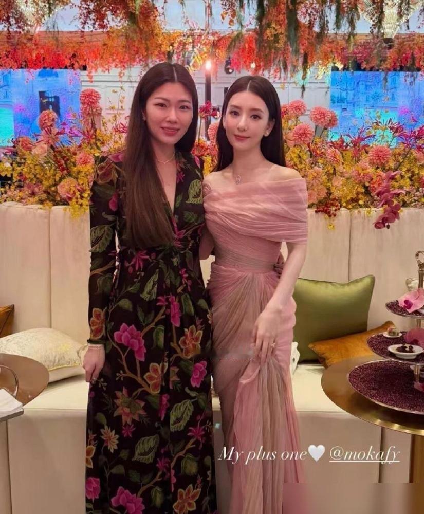 奚梦瑶何猷君补办婚礼，方媛穿条四千块的裙子就去了。这画面放在五年前，评论区能把她生吞了。那会儿她顶着