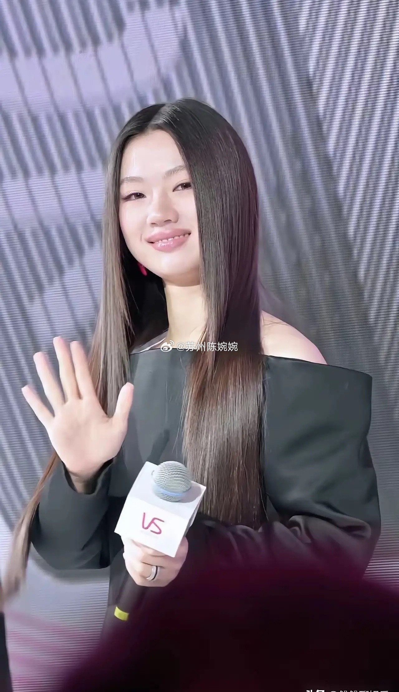 单依纯犯错，与三个人脱不了干系。一个是自己。面对灯红酒绿，把控不住自己，得意忘形