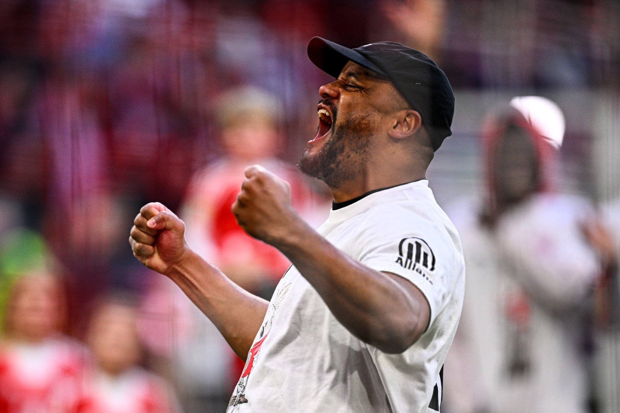 赫内斯在赢得德甲冠军后接受《图片报》采访。问：这次冠军让你印象最深刻的是什么？赫