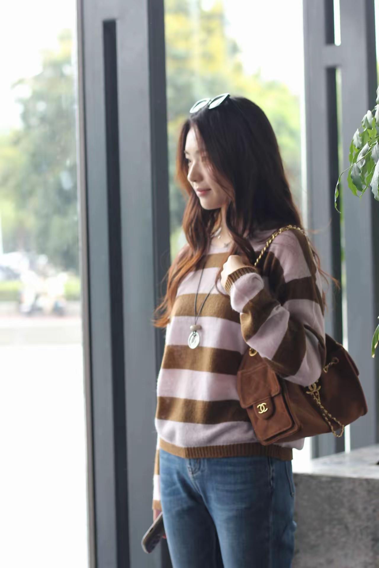 红袖添香夜，轻纱拂面风。