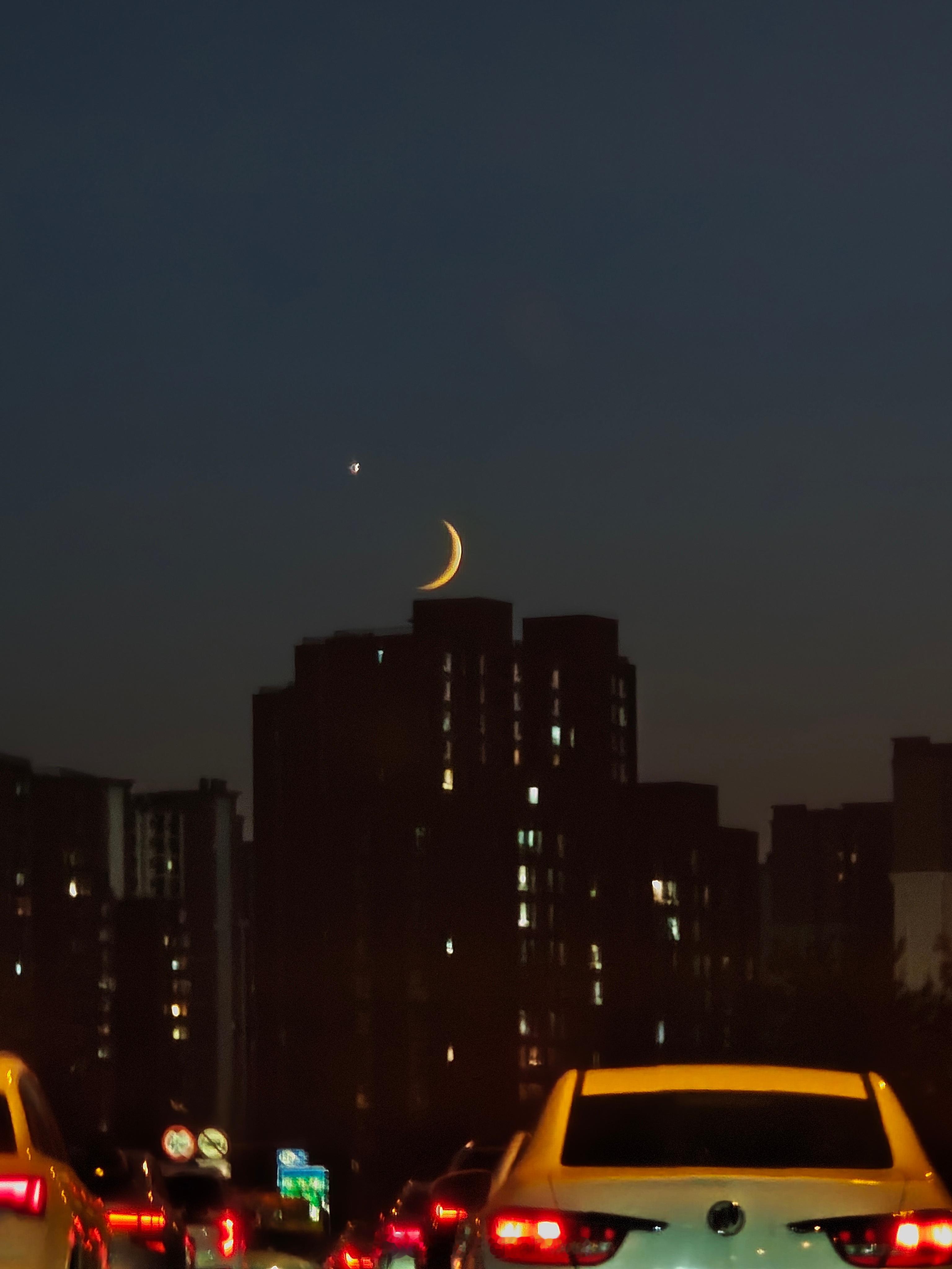 今天的月亮长这样​​​