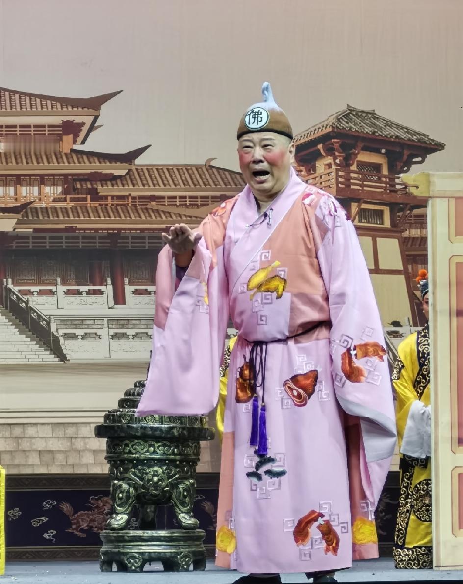 郭德纲53岁为何还要登台？查了一下才知道，这次出事的压根不是相声，是郭