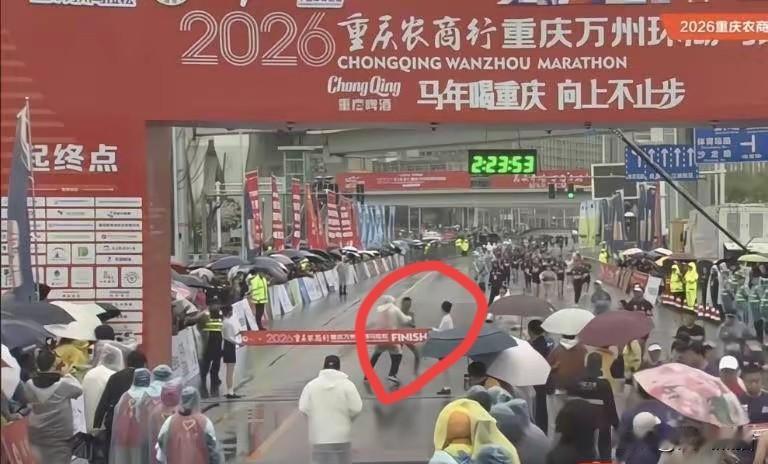 这次马拉松冠军冲线被拦一事，透着让人不可思议。虽然本次赛事有半马和全马，但是都