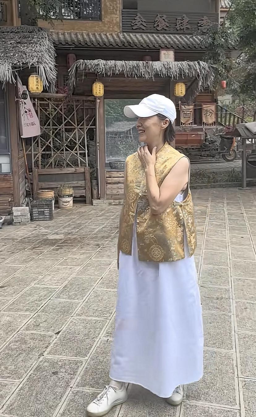 难怪粉丝认不出来，徐露也没有化妆，素颜感觉憔悴了很多，白头发明显，戴了帽子，穿短