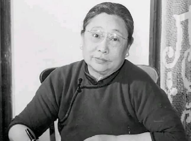 在民国时期，副总统黎元洪借宿于部下家中，睡梦之中，他隐约感到一丝异样，醒来却发现