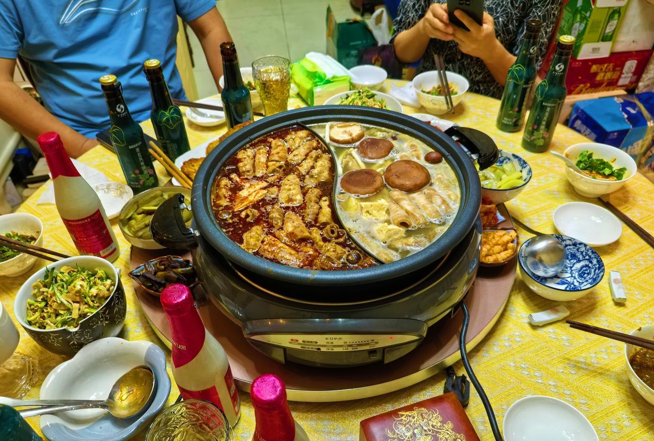 昨天晚上去朋友家喝酒涮火锅了！我们四个是30多年前的同事，三个姐姐，一个小弟。