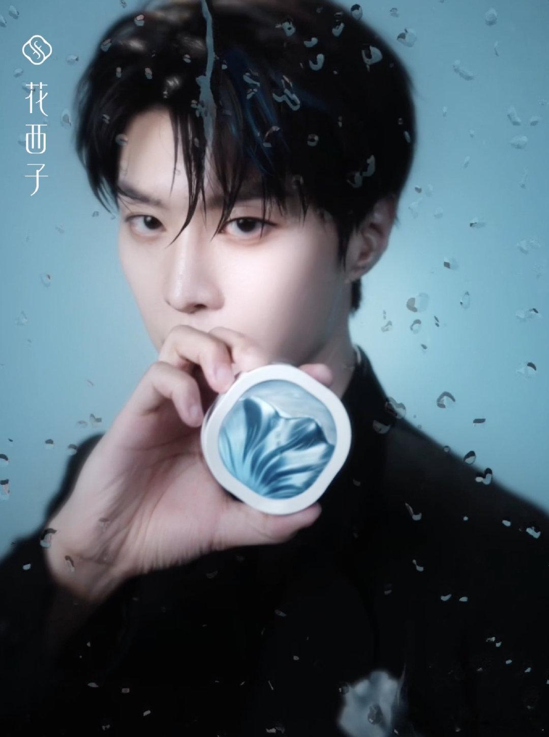 范丞丞新中式帅得我有心事了如砚台墨迹晕开皎月，范丞丞将新中式穿成水墨诗篇。立领