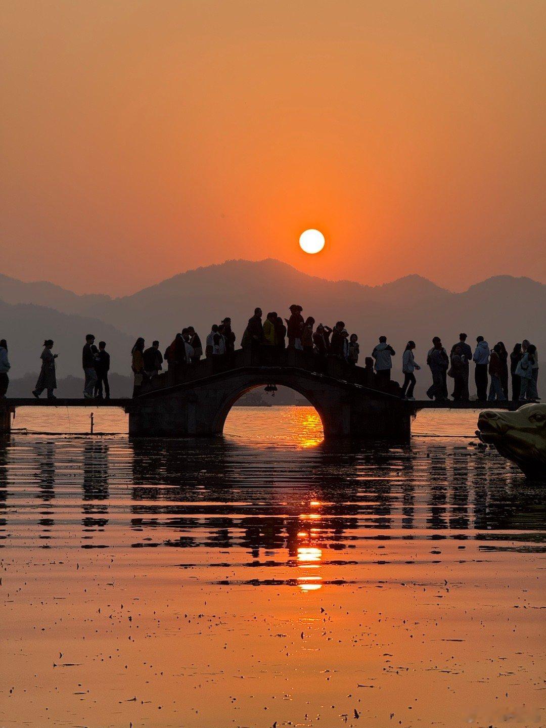 很喜欢王尔德的这句话：“过自己想要的生活，不是自私；但要求别人按自己的意愿生活，