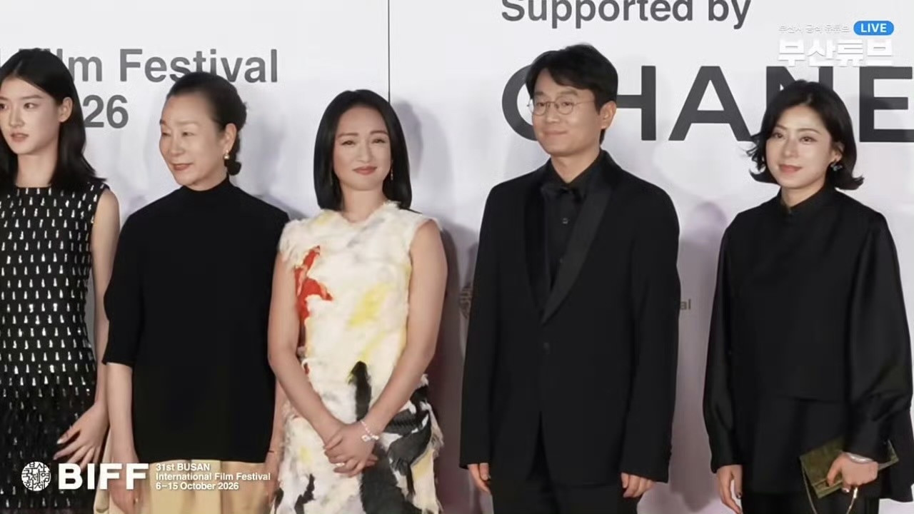周迅《初次尝到寂寞》剧组红毯亮相，完全大姐大风范！气场好强​​​