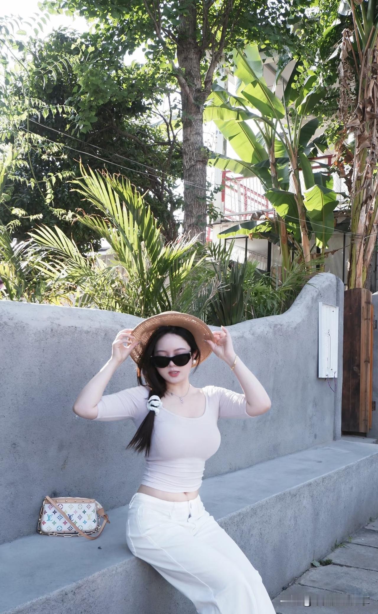 职场穿搭如何更具女人味？43岁的殷桃和秦岚，谁更具魅力你对股票市场的未来走势