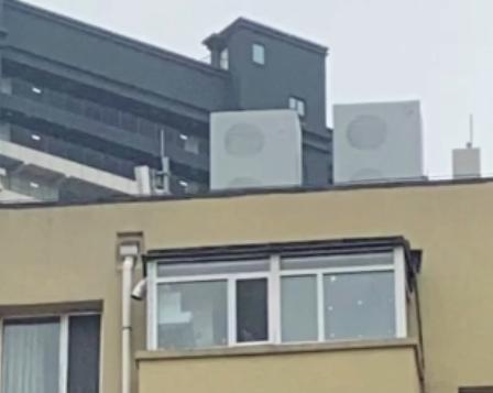 辽宁一女子偶然发现，自家屋顶不知何时安装了通信基站，并且已经安装了五六年，更让女