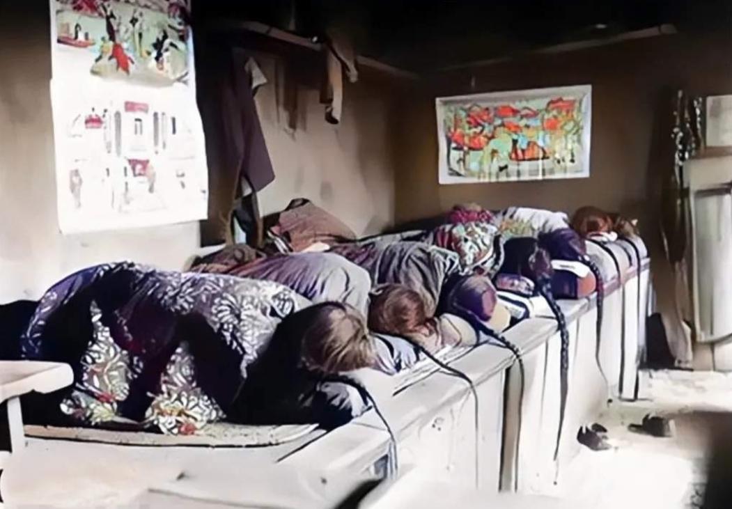 以前的穷人买不起棉被，是怎么度过寒冷的冬天？解放前有一种小旅馆叫“鸡毛店”，穷苦