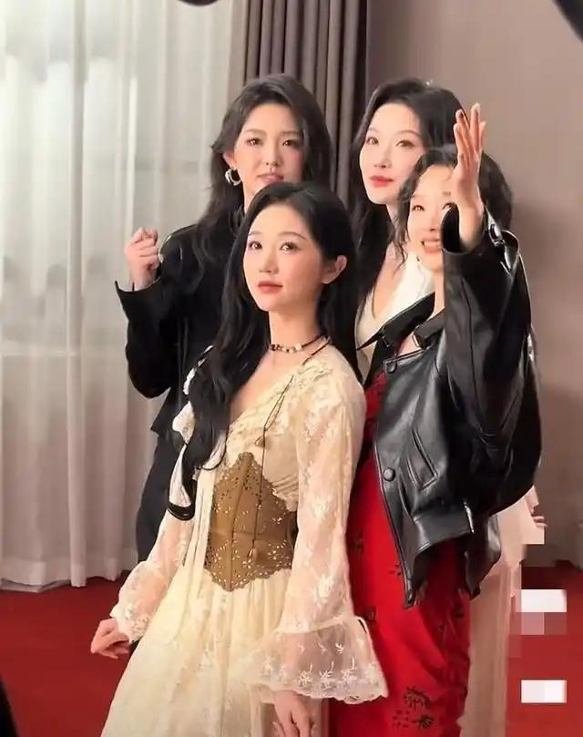 王小亿、李柯以等短剧四小花旦同框不艳压不拉踩，互相补妆整理裙摆，网友才发现：原来