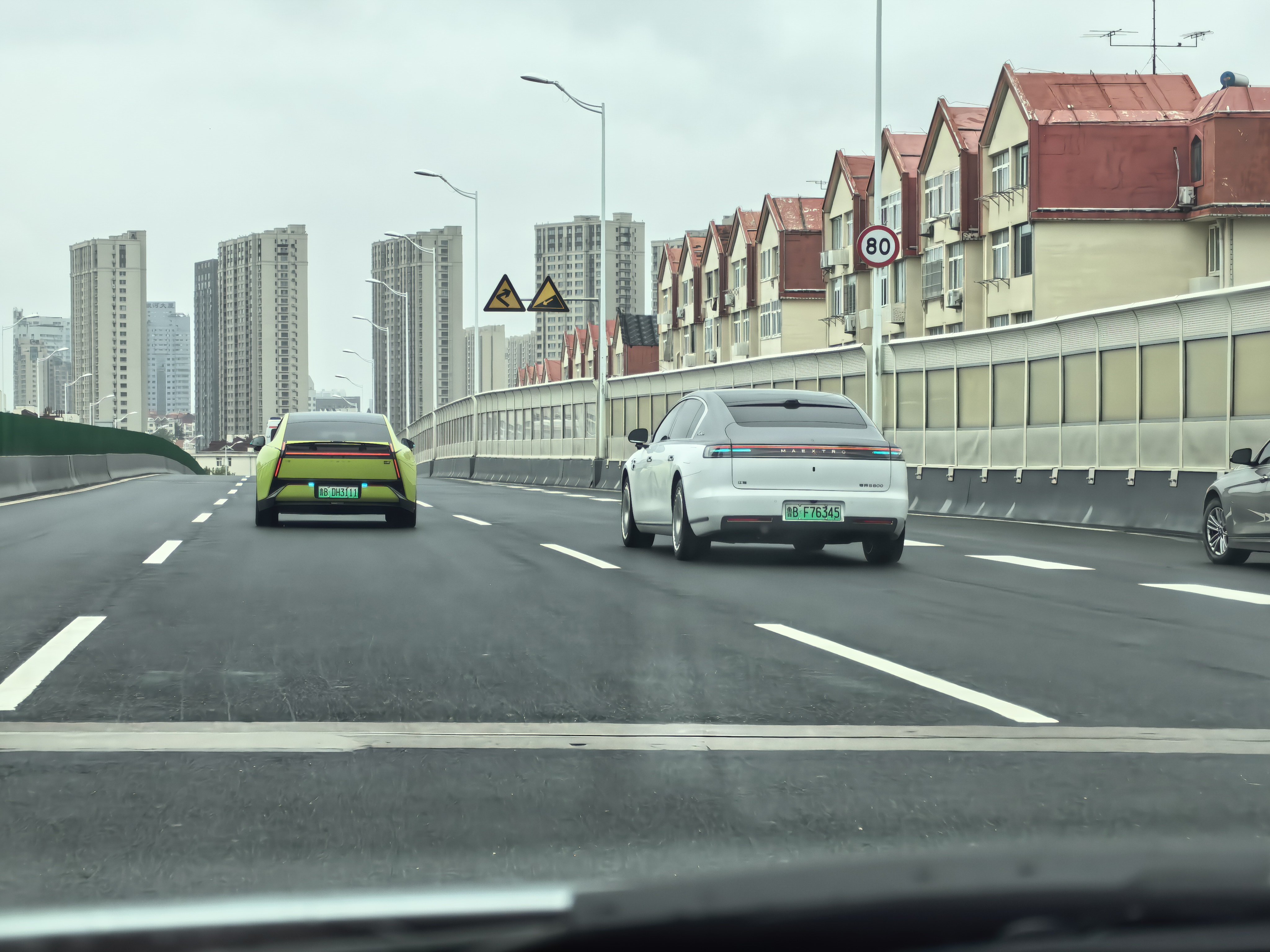 两台非常有特色和代表性的国产车，而且都开着小蓝灯，真好啊