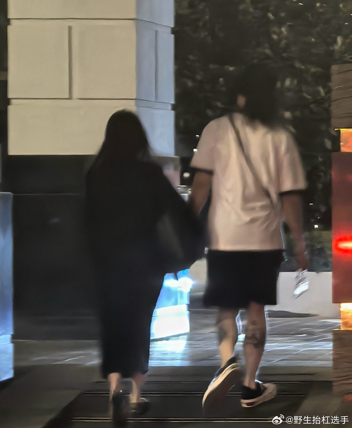 吴建豪和妻子牵手背影吴建豪和妻子牵手背影照体型差好好嗑，原来嫂子这么小小一只！吴
