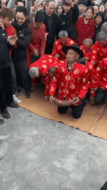 这些老人跪在地上，而年轻人却站在周围，这首先就让人有些搞不明白了，为什么年轻人不