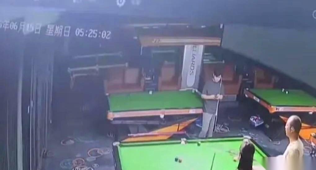 重庆一家台球厅，直接把一个光头大哥的照片打印出来，挂大堂了。下面配了一行字，大