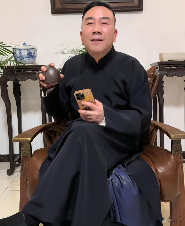 杨威的徒弟大涌当初为了直播流量，说了杨议的一些秘密。杨议知道以后，以诽谤罪把杨威