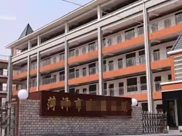 “离大谱！”山东菏泽，2女子为了孩子上好学校，买了2手学区房。一女子套内面积是5