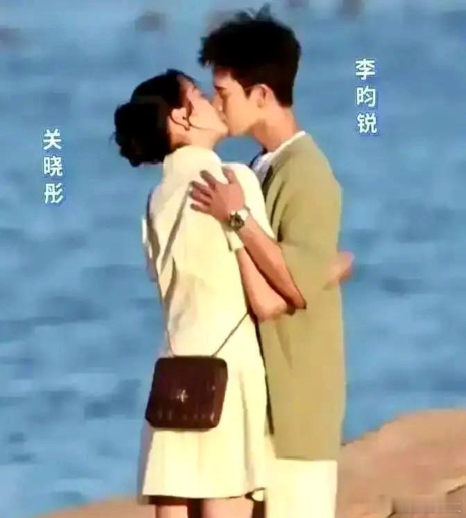 别再吹什么八年长情了，账算不明白，感情就是坏账。关晓彤新剧《耀眼》签了对赌，热