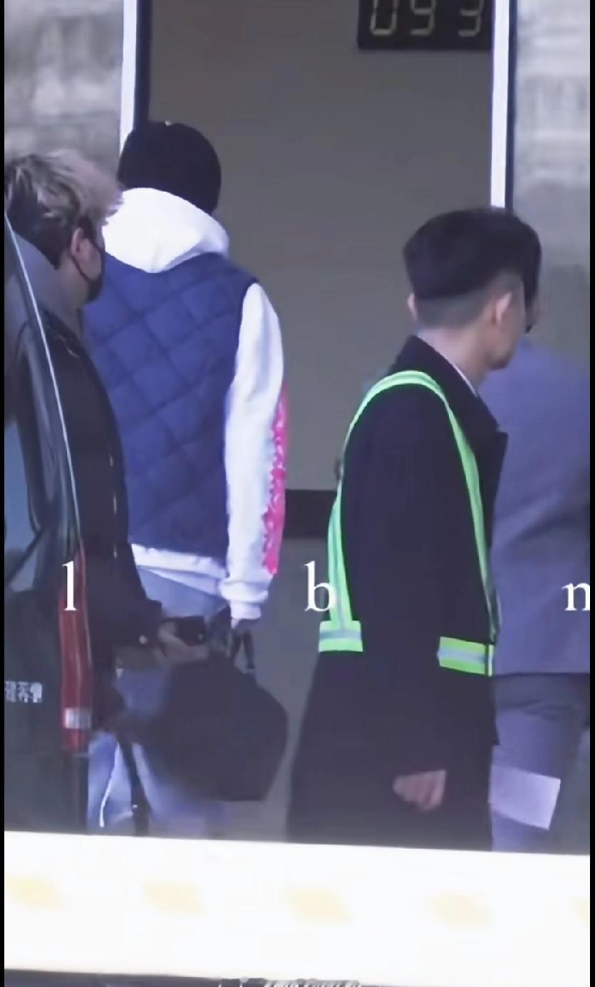 王楚钦换新装出发乒超联赛啦王楚钦身着新造型现身出发现场，蓝白拼接的穿搭清爽