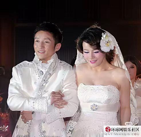 邹市明和冉莹莹应该都很矮，他俩婚礼上看冉莹莹跟邹市明差不多高，但冉穿着恨天高，邹