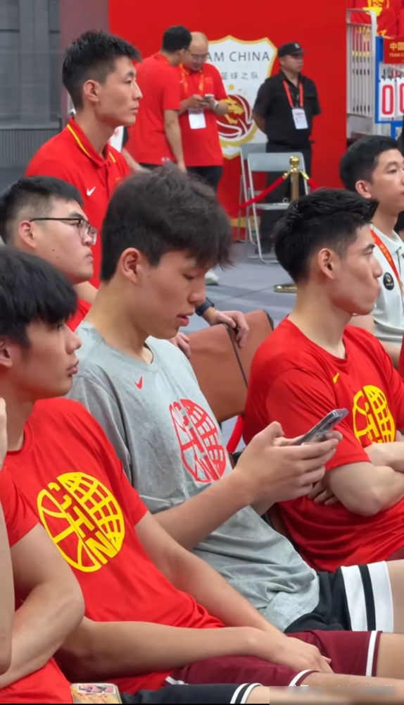 焦泊乔被逼着学杨瀚森，郭士强一句话把底裤说穿了。杨瀚森8月17号刚归队，离打卡塔尔就剩10天。郭士强