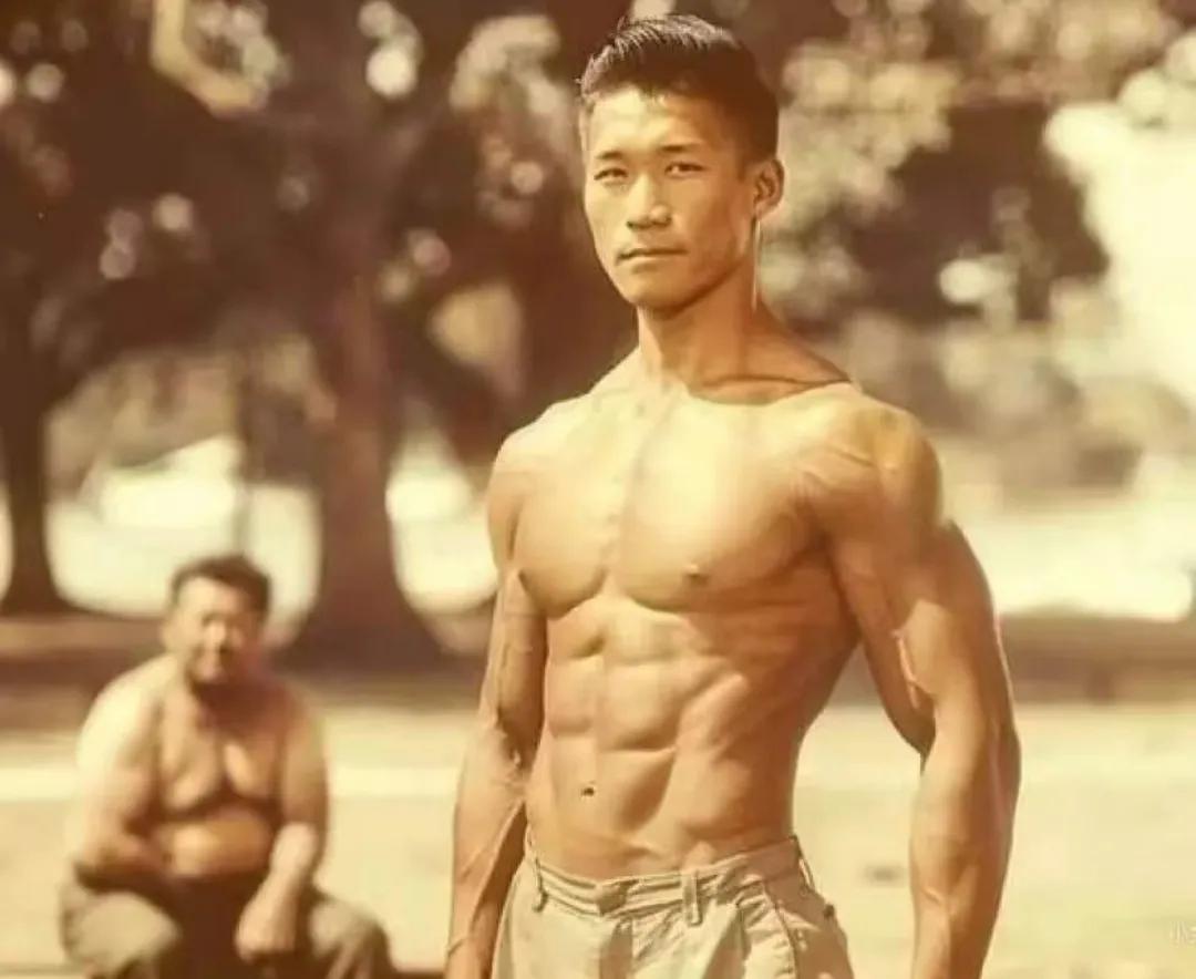 这张1946年照片里，34岁的李小建是两个孩子的父亲，不爱运动、作息饮食随意，还