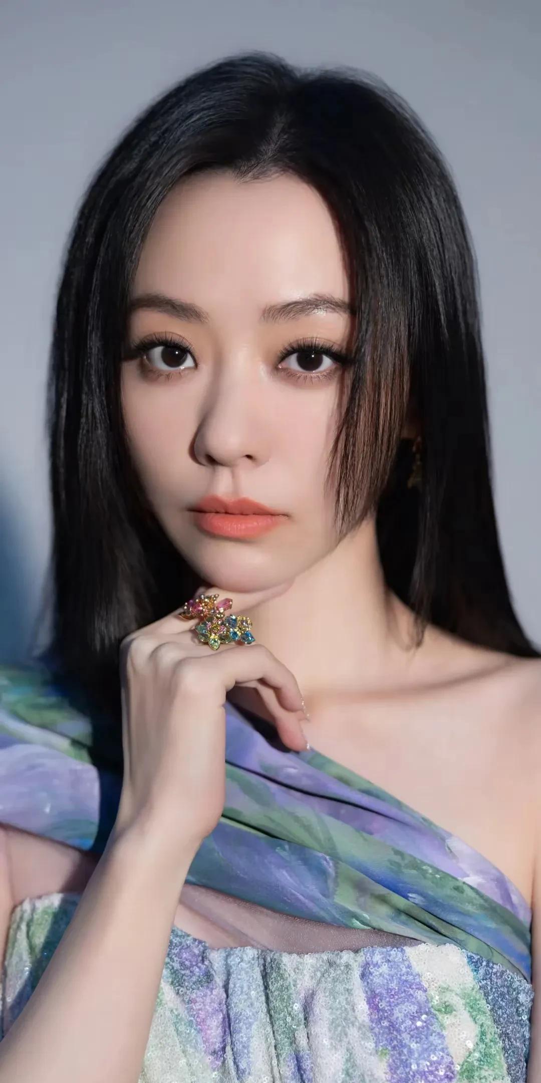 张靓颖一袭长裙如梦如幻，尽显仙子风姿