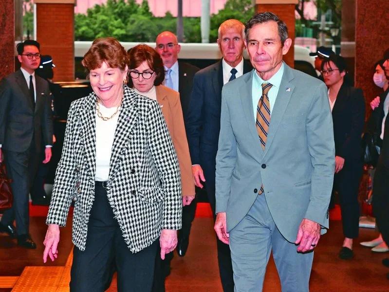 美国说法变了，赖清德怎么发夹弯呢？针对郑丽文访问大陆绿营的做法很简单但绝