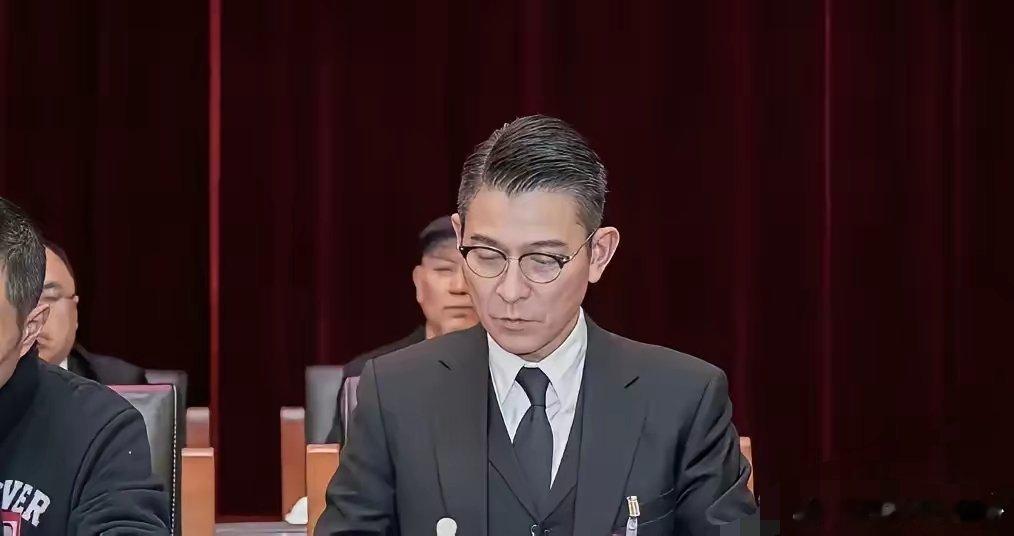 刘德华上《新闻联播》那段我看了三遍。64岁穿西装，腰杆笔直，眼神比旁边吴京还亮堂