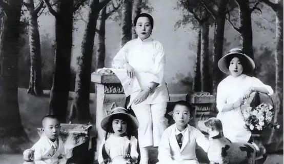 1906年，31岁的张作霖强势娶了18岁的许澍旸。大婚当夜，张作霖搂着许澍旸纤细