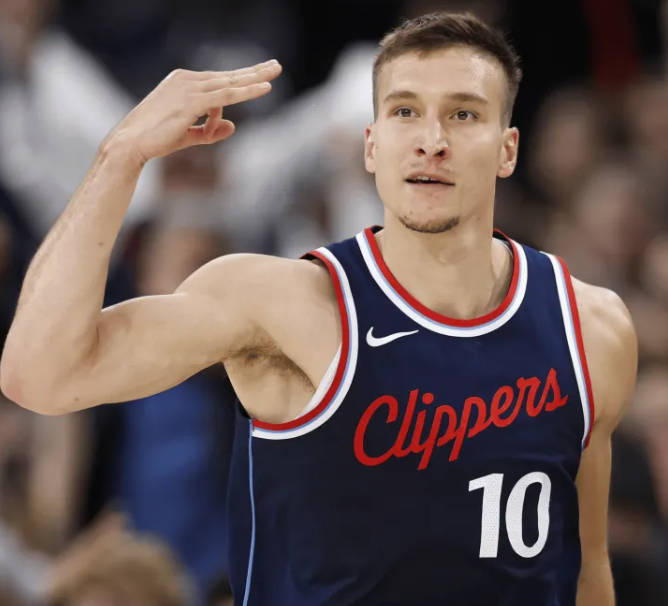 快船更新官方社媒，公布了今日对阵独行侠的球队伤病报告。伦纳德没有在伤病报告中，