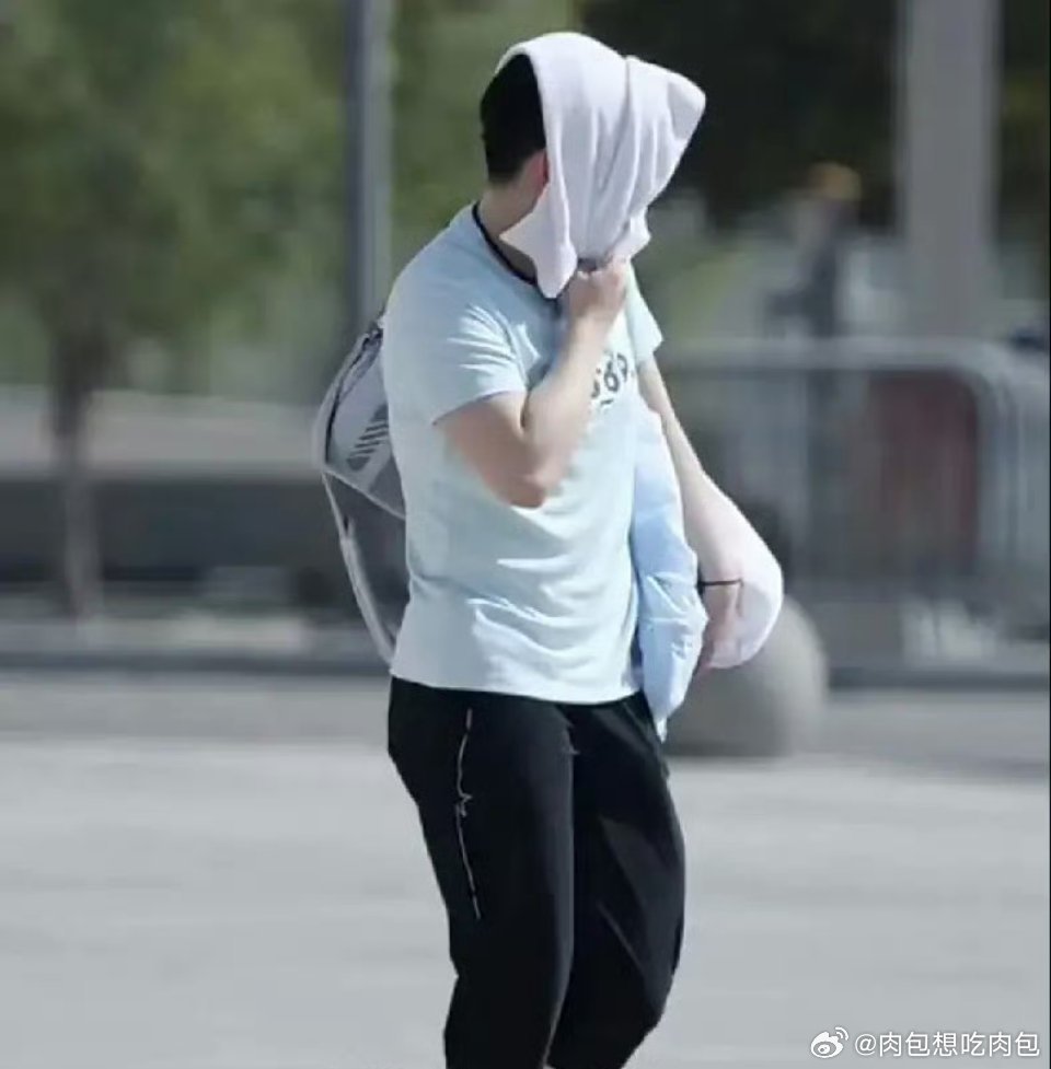 随意乱搭的孙颖莎孙颖莎多哈街头戴头巾戴的很板正的王楚钦，两宝入乡随俗了[大笑]王