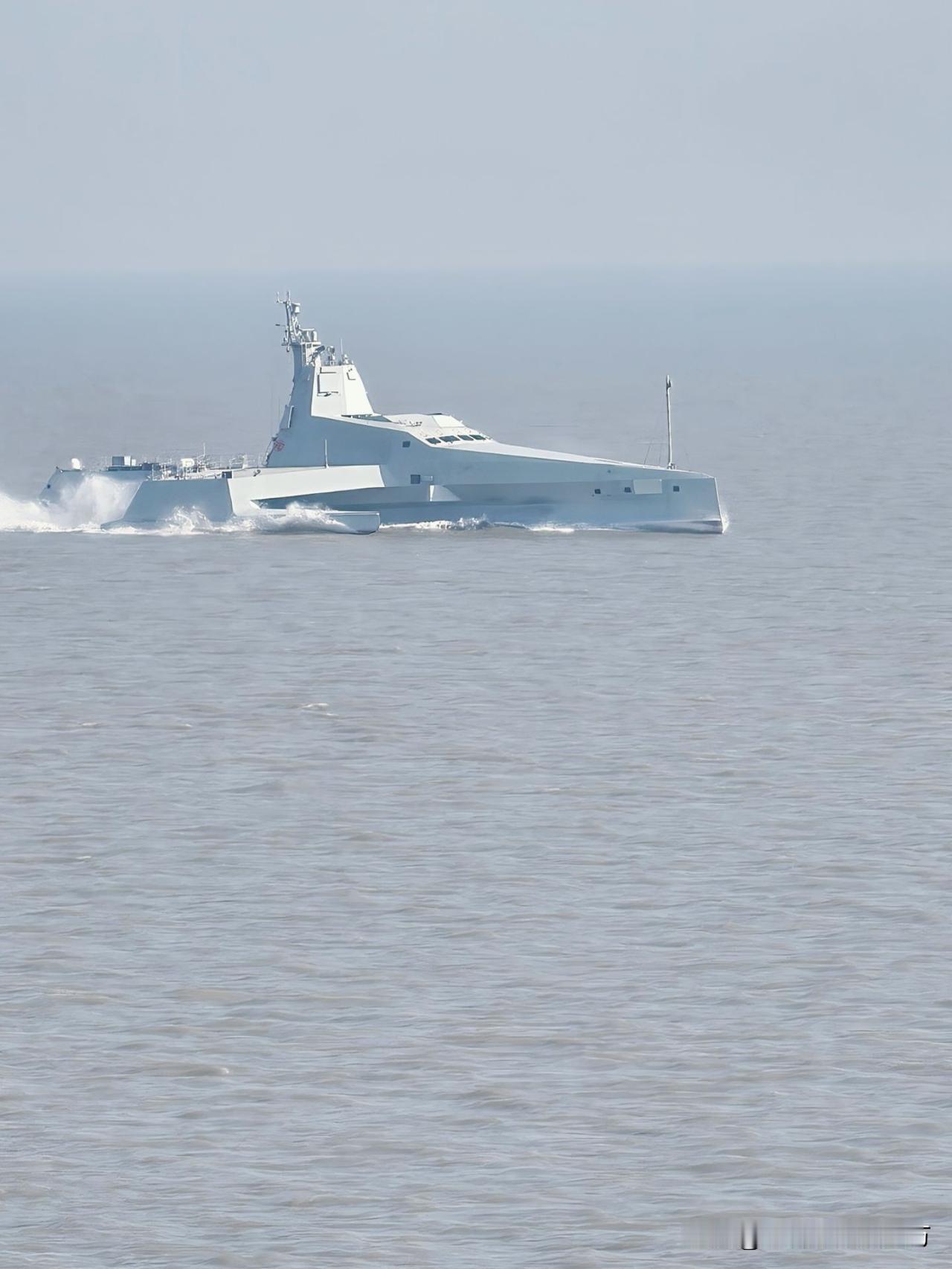 这个三体试验舰最近也不怎么露面了。由于采用了三体结构，其后甲板面积非常大，可以起