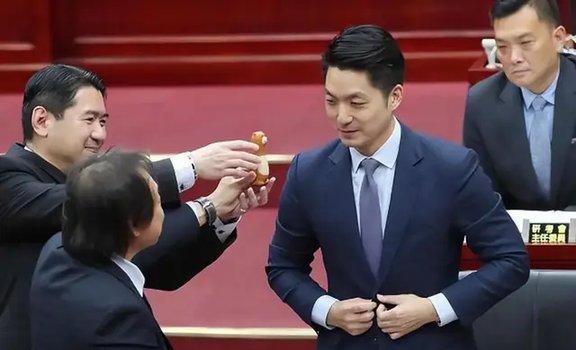 民进党“立委”王世坚今天受访表示，他最近发现，从镜头上看到的蒋万安跟他过去看到的