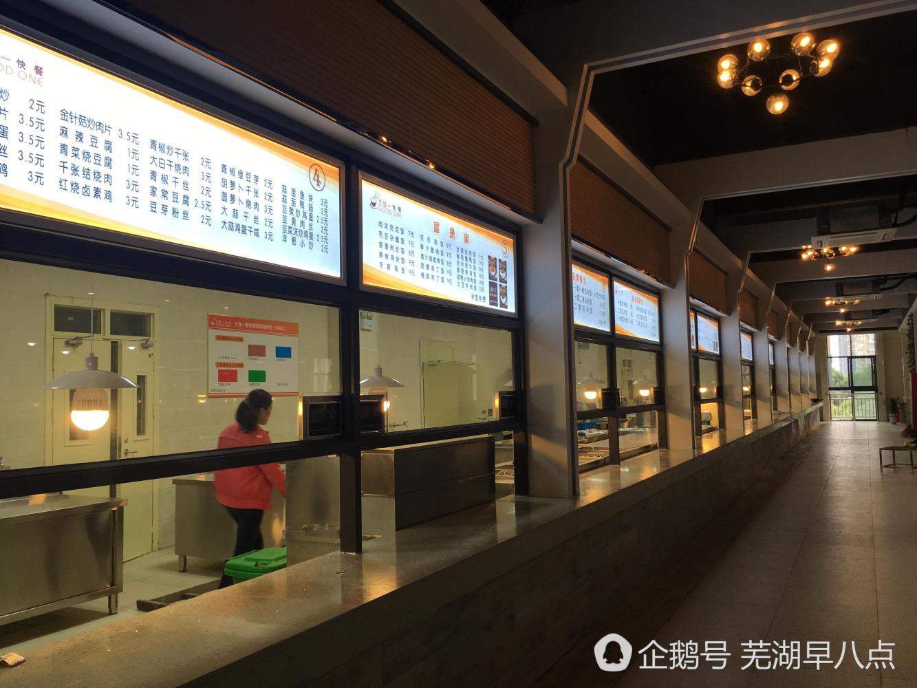 新餐厅在餐具消毒,取餐管理方面更加严格,增加很多从南到北的风味