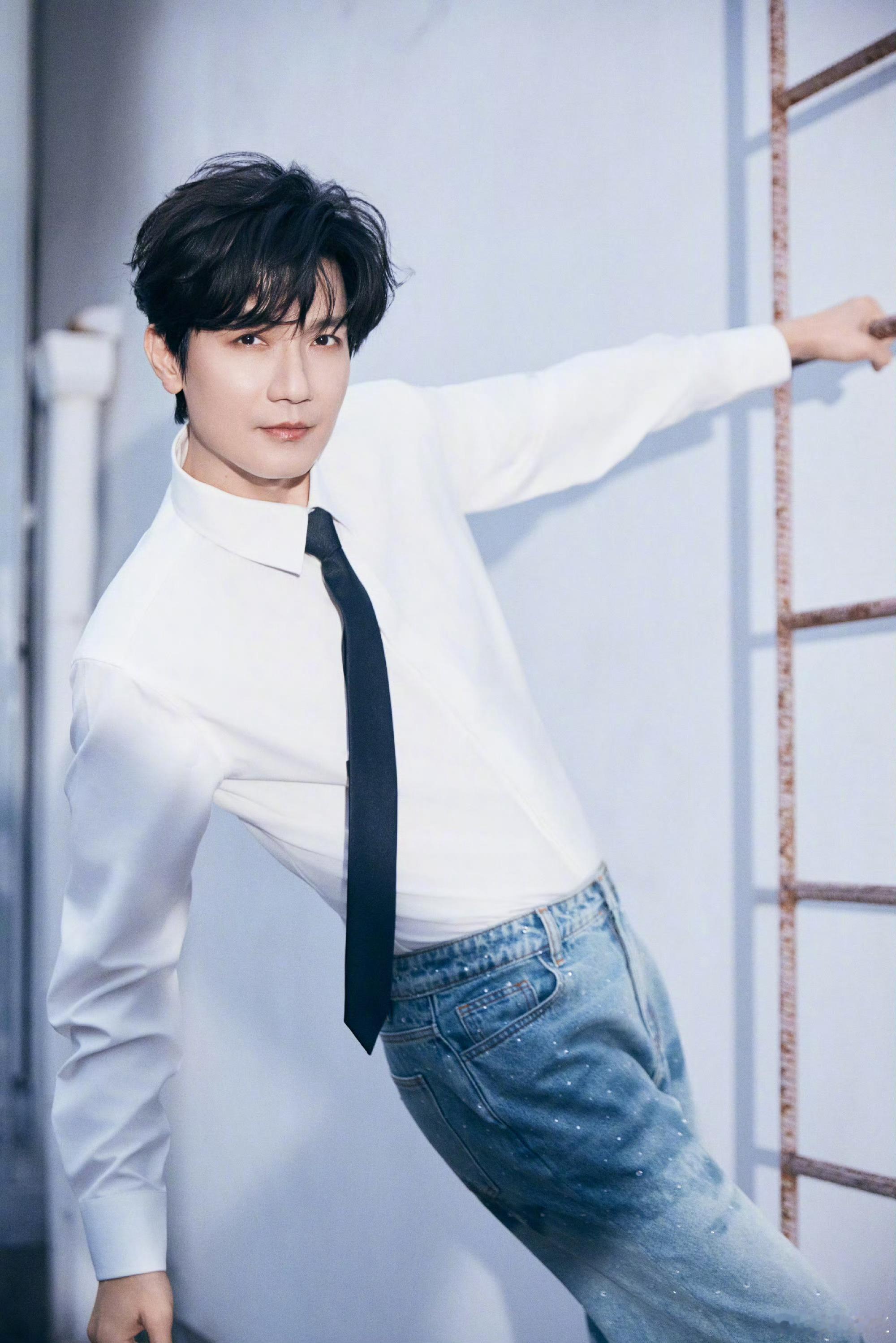 勇敢的人就可以得到陈楚生签名下次去陈楚生演唱会我也要签名照这样的好事什么时候可以
