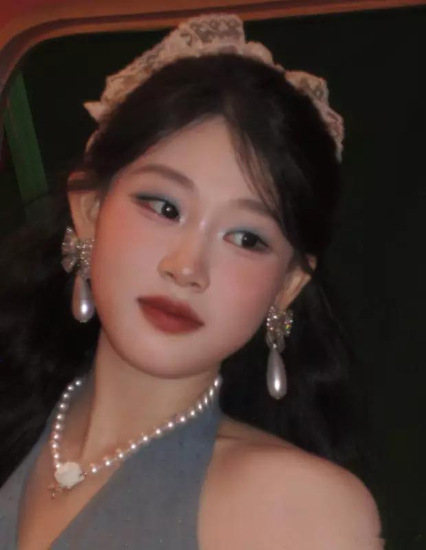 分享娱乐分享娱乐沈佳润化着粉色系妆容，头发上扎着小蝴蝶结，娇憨可爱。