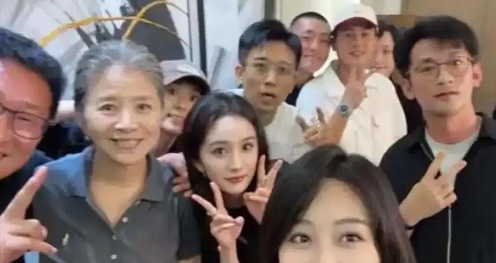 《生万物》庆功宴揭秘！杨幂C位惊艳，林永健脸红脖子粗，蓝盈莹穿搭心机引热议。庆功