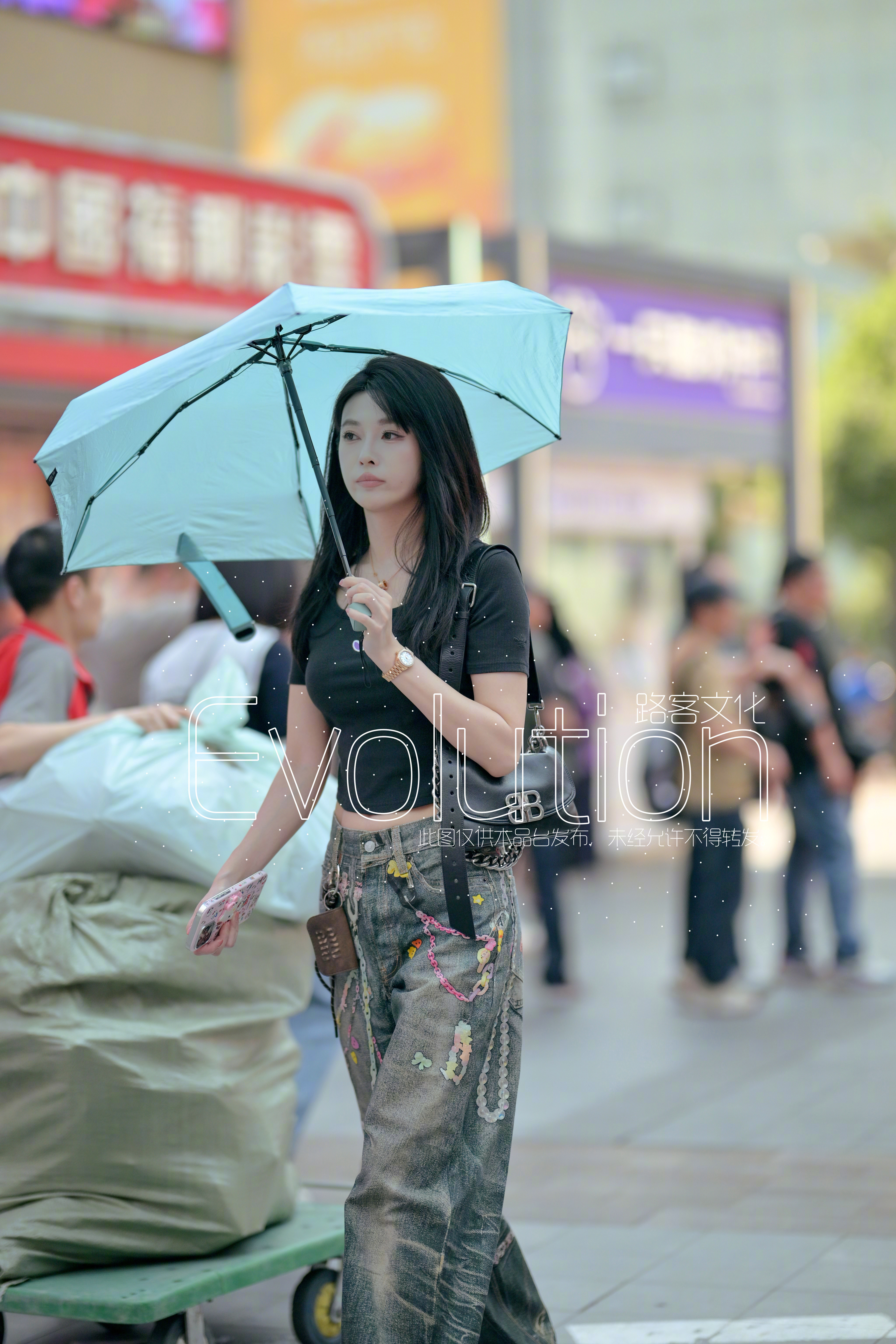 其实重庆紫外线也不怎么强，不是一直晒没必要打伞哈！​​​