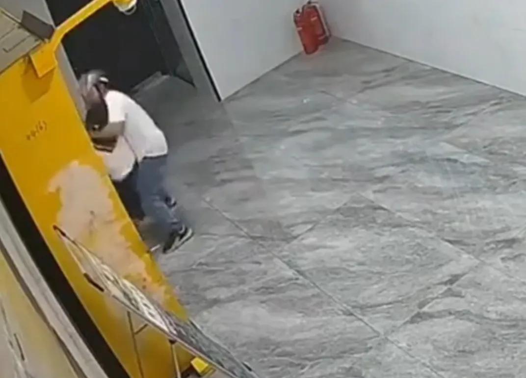 浙江东阳一男子在公寓电梯旁强行猥亵女子，男子已经被当地捉到。从当时的视频看看，