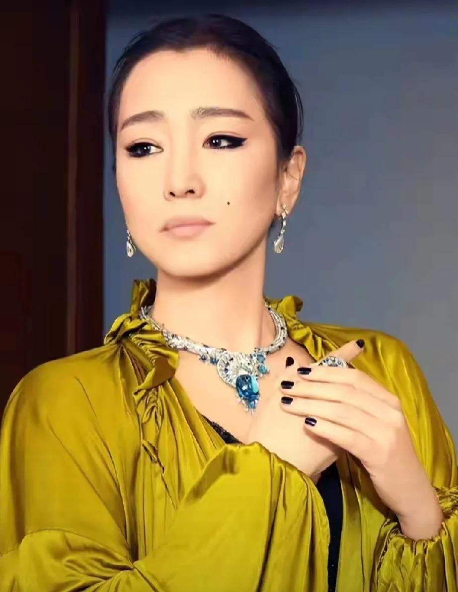 同张艺谋分手30年，二婚二嫁的巩俐如今惊艳又“陌生”！11月8日卡地亚晚宴，巩俐